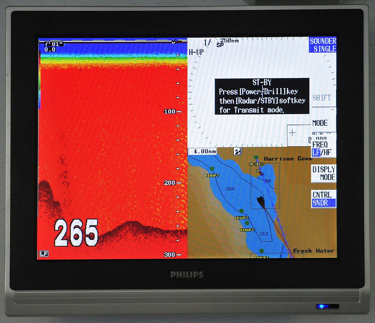 Side imaging sonar screen showing port and starboard scan